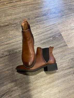 Steve Madden Tan Leather Chelsea Ankle Booties